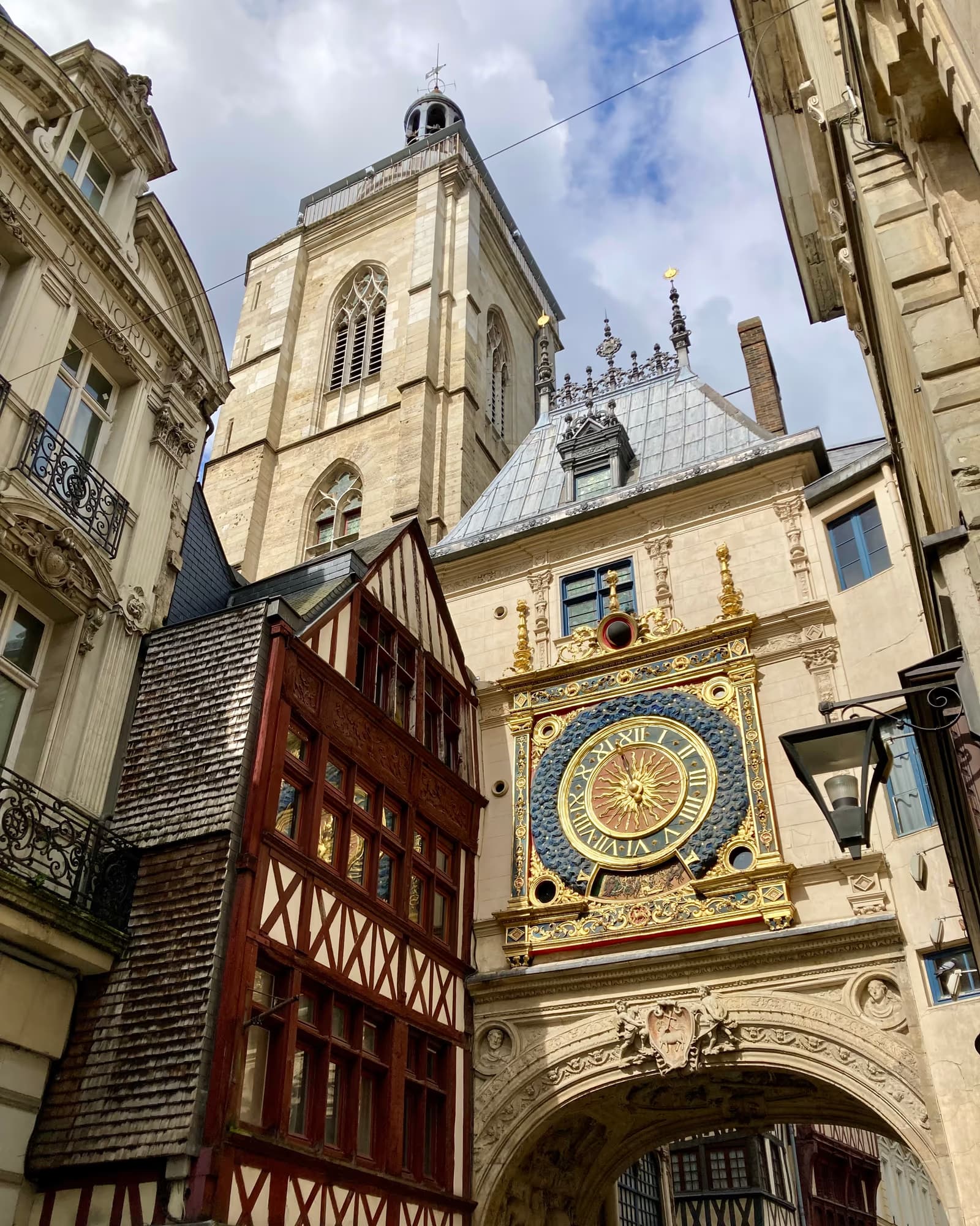 Le Gros-Horloge de Rouen, arche Renaissance enjambant la rue piétonne.