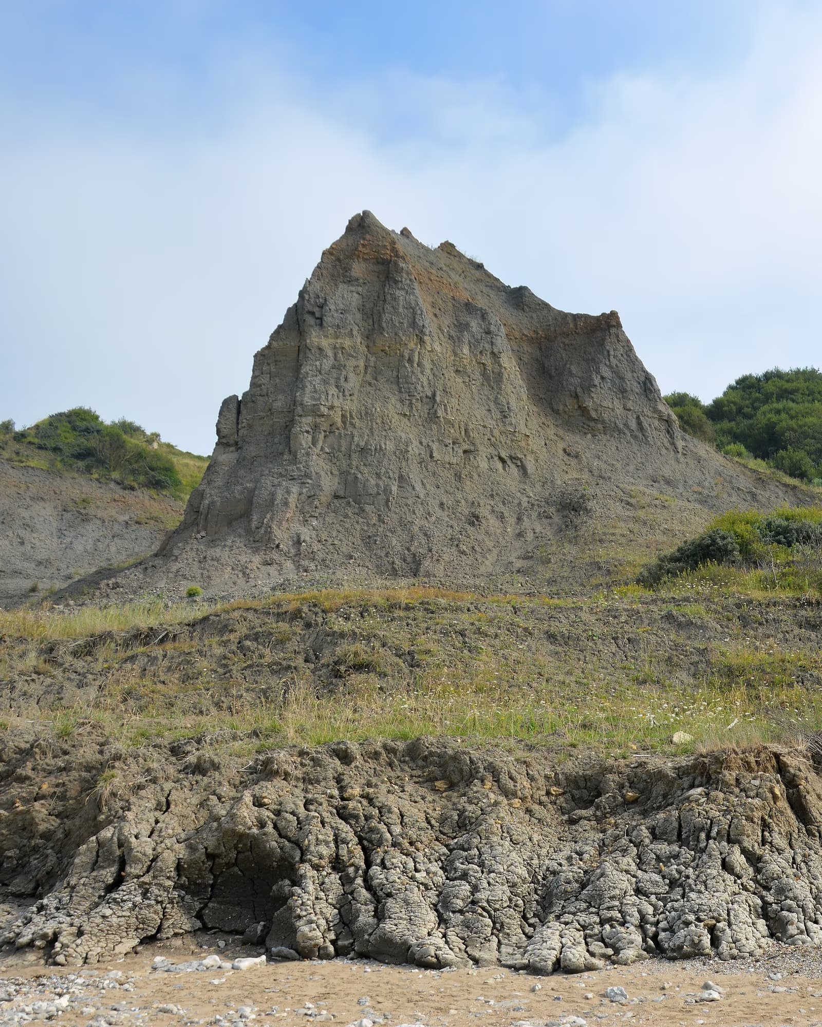 Les falaises des Vaches Noires, en Normandie, vues depuis la plage.